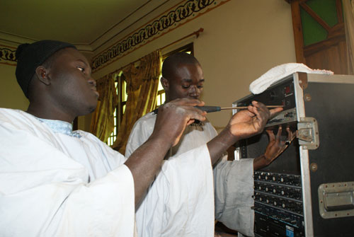 MAGAL 2011 : Le service de la sonorisation de HIZBUT TARQIYYAH à pied d'œuvre