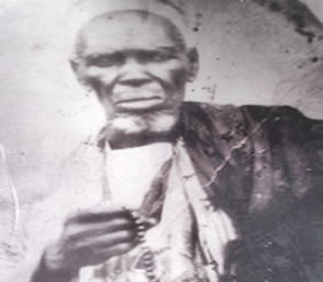 Parmi les mystères et Cheikh de Serigne Touba Il s'appelle Cheikh Baba Coumba Ndiaye dit aussi Cheikh Baba Ndiaye