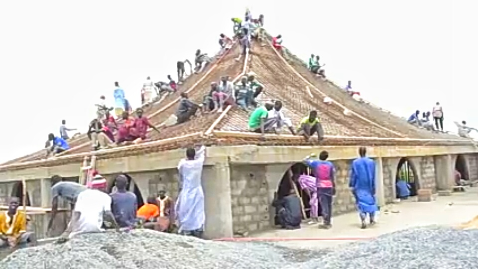 Coulage du Chapeau de la Salle de Conférence de la Résidence Cheikhoul Khadim de Touba Daroul Manane