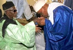 Abdoulaye Wade à Keur Nganda pour remercier le Khalife général des mourides